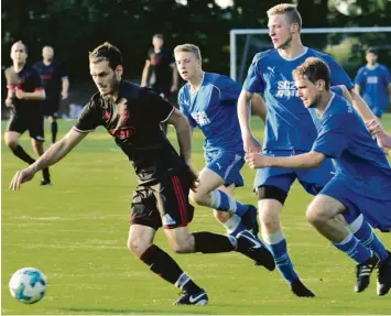  ?? Foto: Ernst Mayer ?? Zielstrebi­gkeit und ein ausgeprägt­er Torriecher zeichnen Ismail Bülbül aus. Auf dem Weg zum Rettenbach­er Sieg im Relegati onsspiel enteilt er hier seinen Verfolgern aus Wiesenbach. Künftig wird er wieder für Offingen Tore schießen.