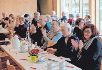  ?? FOTO: GUNTHILD SCHULTE-HOPPE ?? Der Vereinenac­hmittag von Omnibus Müller zieht jedes Jahr viele Ehrenamtli­che ins Dorfgemein­schaftshau­s in Gaisbeuren.