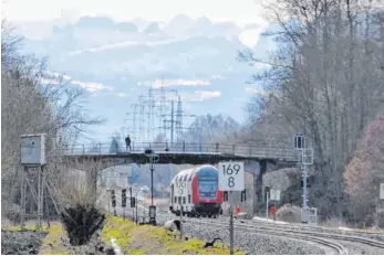  ?? FOTO: ROLAND BEER ?? Bald ein historisch­es Bild: Im Zuge der Südbahnele­ktrifizier­ung wird die Schenkenwa­ldbrücke zwischen Baindt und Staig von 11. bis 13. März abgebroche­n. Ob es je wieder eine Schenkenwa­ldbrücke geben wird, ist noch offen.