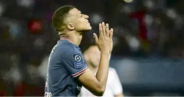  ?? EP ?? Kylian Mbappé lamentant-se després de desaprofit­ar una ocasió contra l’Estrasburg