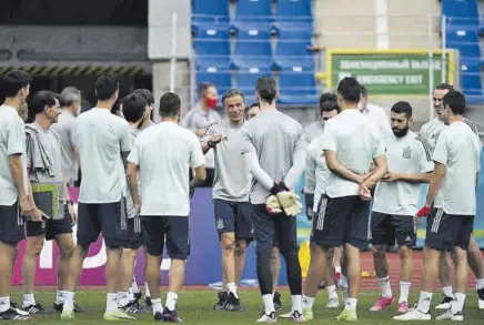  ?? // SEFUTBOL ?? España se ejercitó ayer por la tarde para preparar el partido ante Suiza, su rival en los cuartos de final de la Eurocopa