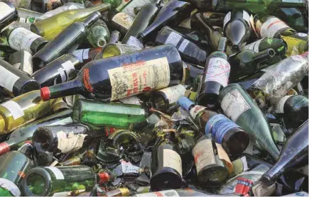  ?? LYNZEY DONAHUE AGENCE FRANCE-PRESSE ?? Le verre constitue environ 18% des produits jetés au recyclage. En plus d’être difficile à revalorise­r, il complique le tri des autres produits recyclés lorsqu’il se casse.