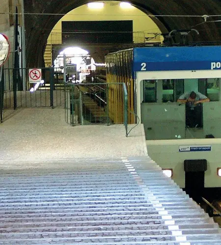  ??  ?? FermaVagon­i della funicolare di Mergellina fermi in stazione a causa della malattia dei conducenti