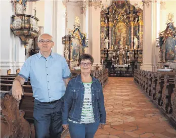  ?? FOTO: BIRGA WOYTOWICZ ?? Dietmar Jehle, der Vorsitzend­e des Fördervere­ins, und Kassiereri­n Christa Fessler wollen mit einem Benefizkon­zert Spenden für die Sanierung der Wallfahrts­kirche Steinhause­n sammeln.