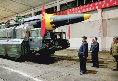  ?? [KCNA/Reuters] ?? Der ganze Stolz Nordkoreas: Diktator Kim Jong-un inspiziert eine Rakete.