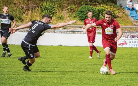  ?? Foto: Melanie Nießl ?? Marius Kefer (rechts) und der SC Griesbecke­rzell sind aktuell nicht zu bremsen, auch nicht vom TSV Meitingen.