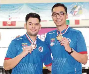  ?? (Foto Eizairi Shamsudin/bh) ?? Muhammad Rafiq (kiri) dan Syafiq menjuarai kategori berpasanga­n lelaki Kejohanan Boling Kebangsaan di Sunway Mega Lane, semalam.