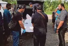  ??  ?? ANGGOTA polis mengangkat mayat warga emas yang dibunuh untuk dihantar ke hospital.