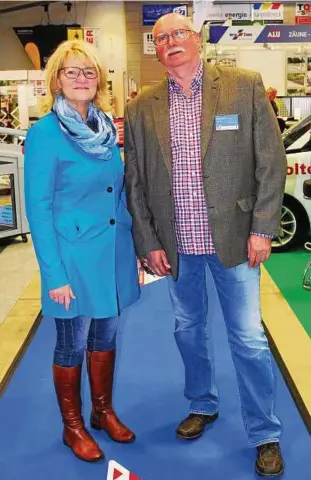  ??  ?? Christiane Längle und Wolfgang Stäglich sind mehr als zufrieden mit dem Verlauf der Messe in der Sparkassen-Arena. Foto: Thorsten Büker