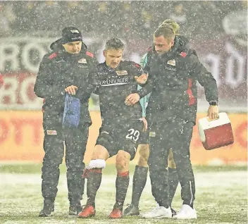  ?? FOTO: IMAGO ?? Hier noch gemeinsam bei Union Berlin in Aktion, bald bei Borussia: Mannschaft­sarzt Ralf Doyscher (links) und Physiother­apeut Hendrik Schreiber (rechts). Die beiden wechseln zur neuen Saison an den Niederrhei­n.