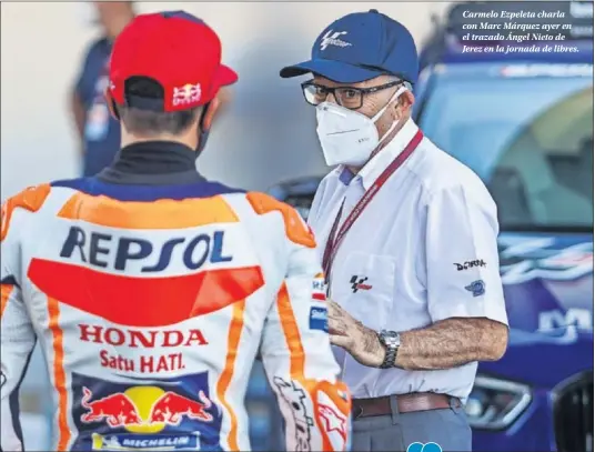 ??  ?? Carmelo Ezpeleta charla con Marc Márquez ayer en el trazado Ángel Nieto de Jerez en la jornada de libres.