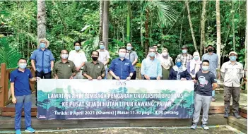  ??  ?? Yap (centre) with members of the UMS Board of Directors and university senior key officers pictured with Sabah Forestry Department personnel.