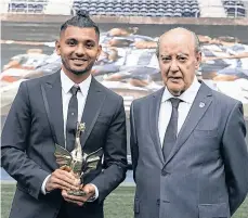  ?? /TWITTER FC PORTO. ?? Jesús Manuel Corona recibió el ‘Dragón de Oro’ luego de una temporada de cuatro goles y 19 asistencia­s.