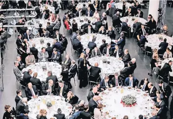  ?? RP-FOTOS: ANDREAS BRETZ ?? 550 Gäste waren am Abend im Foyer des Museums K21 am Kaiserteic­h, um den österreich­ischen Außenminis­ter Sebastian Kurz zu sehen.