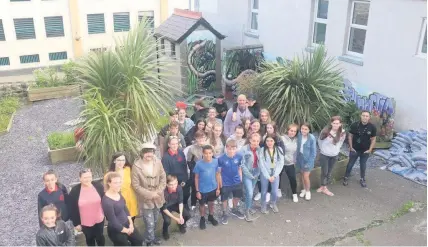  ??  ?? ● Young people from the Caernarfon area creating the mural with the artists