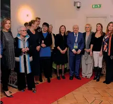  ??  ?? Al centro Ascani con alcune delle grandi donne azzurre del passato