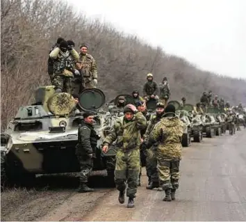  ?? Reuters ?? On the frontline Members of the Ukrainian armed forces and armoured personnel carriers are seen preparing to move as they pull back from Debaltseve region, near Artemivsk, yesterday.