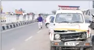  ?? Abhishek Angad ?? The damaged PCR van, in Ghazipur.