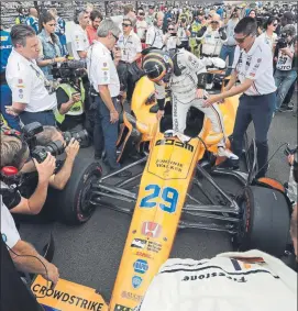  ?? FOTO: AP ?? Alonso, entrando en su monoplaza. “Una de mis mejores experienci­as”, dijo