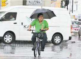  ??  ?? Cada vez más personas se transporta­n en bicicleta.