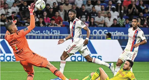  ?? | PHOTO : AFP ?? Les Nantais d’Alban Lafont et Fabio ont cédé face à l’Olympique Lyonnais hier soir.