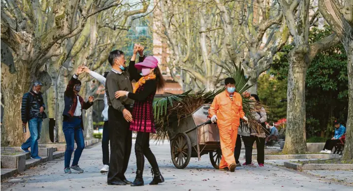  ?? Foto: Yifan Ding, Getty Images ?? Alltag in China – aber irgendwie auch nicht: Tanzende Chinesen am Mittwoch in einem Park in Shanghai.