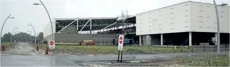  ?? LAURA BARTON/POSTMEDIA NEWS ?? Road closed signs are positioned at the intersecti­on leading to the new Pelham community centre and twin-pad arena, a multimilli­on-dollar project at Highway 20 and Rice Road is scheduled to be finished in 2018.