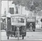  ??  ?? Mototaxis salen del paradero en el parque central de Hunucmá