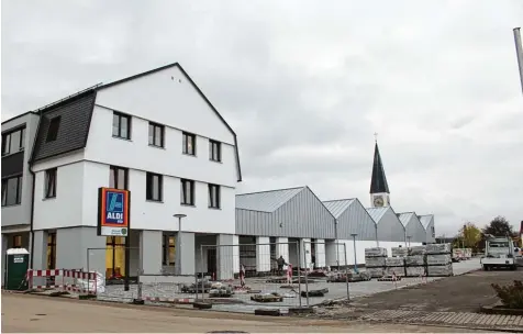  ?? Foto: Franziska Wolfinger ?? Am Montag wird der neue Aldi in Altenstadt eröffnet. Damit kann der Marktplatz, an dem in den vergangene­n Monaten fleißig gebaut wurde, offiziell genutzt werden. Einige Arbeiten stehen aber noch aus.