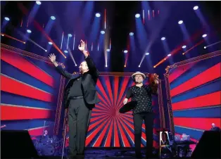  ??  ?? HUMOR. El show tiene momentos de coreografi­adas pantomimas y guiños con el público que festeja cada intervenci­ón. Sabina y Serrat se lucen en plan standapero.