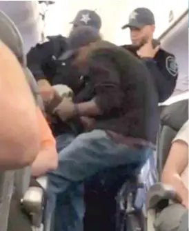  ??  ?? Three Chicago Department of Aviation police officers remove Dr. David Dao from United Airlines Flight 3411 on April 9.| SCREEN GRAB