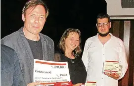  ?? FOTO: WOLFGANG MÖLLER ?? Ilja Bohnet (links), Susanna Hübner und Dirk Henning Sutor sind die Preisträge­r beim zweiten Liebespaar-Krimipreis in Tambach-Dietharz.