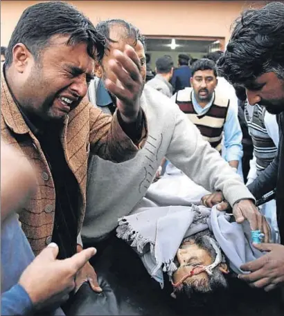  ?? BILAWAL ARBAB / EFE ?? Familiares de las víctimas del atentado lloran a la entrada de un hospital en Mardan