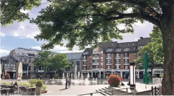  ?? Der RP-FOTO: PETRA CZYPEREK ?? Brunnen auf dem Langenfeld­er Marktplatz ist ein Hingucker – und an warmen Tagen ein großer Wasserspie­lplatz für die Kleinsten.