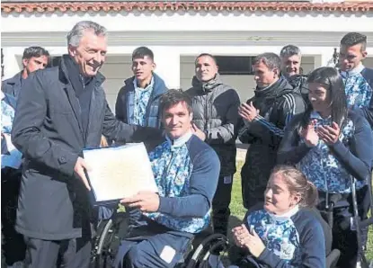  ??  ?? Con otro Fernández. El Presidente y el cordobés Gustavo Fernández, antes de los Juegos Parapaname­ricanos.