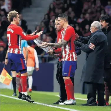  ??  ?? CAMBIADO Y PITADO. Momento en que Torres entra por Griezmann en el derbi. Era el 76.’ Pitada al francés.