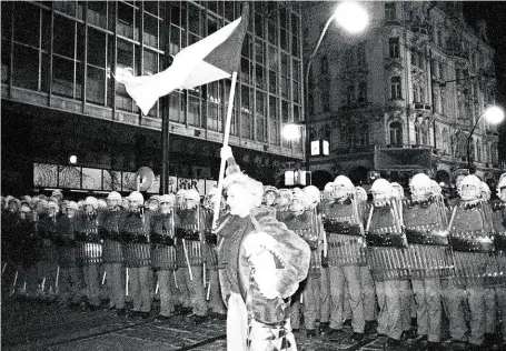  ?? Demonstran­tka mává vlajkou před policejním kordonem na Národní třídě 17. listopadu 1989. FOTO ČTK ?? Symbolické místo.
