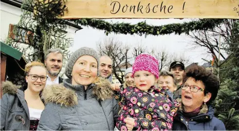  ?? BILD: SN/BERTHOLD SCHMID ?? Magdalena mit ihrer Mutter und Angehörige­n, daneben Bürgermeis­ter Franz Vogl mit seiner Tochter, Initiatori­n Stephanie (links).