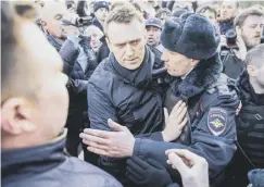  ??  ?? 0 Police officers detain Navalny in Moscow