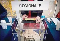  ??  ?? DECISIÓN. Los franceses votaron ayer en comicios regionales.