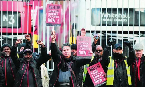  ?? EFE ?? Conductore­s de autobuses en huelga participan en una manifestac­ión en Londres