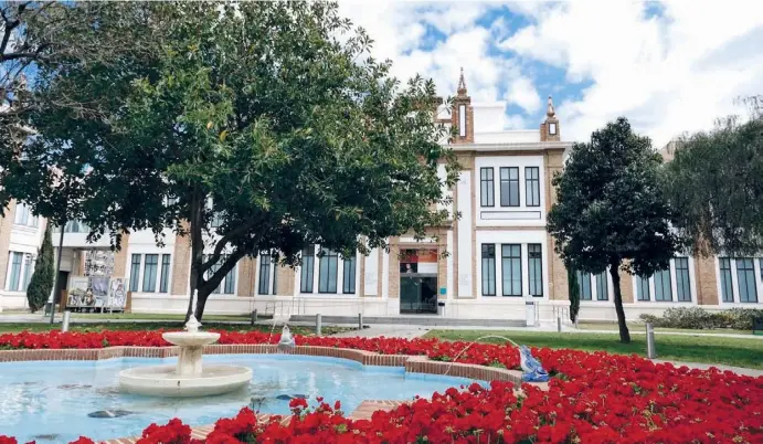  ?? Fotos: Wiltrud Schwetje ?? Von außen traditione­ll, von innen modern: Das Russische Museum von Sant Petersburg in der ehemaligen Tabakfabri­k in Málaga.