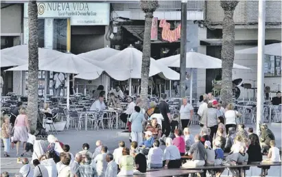  ?? Foto: Ángel García ?? Im Hafenberei­ch drängen die Tische und Stühle auf die Gehwege.