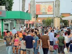  ??  ?? A spasso per i viali
Da sinistra l’ingresso monumental­e della Fiera del Levante. Poi la Galleria delle Nazioni e infine, qui a fianco, la folla pronta a invadere i padiglioni