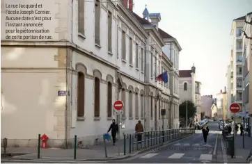  ?? ?? La rue Jacquard et l’école Joseph Cornier. Aucune date n’est pour l’instant annoncée pour la piétonnisa­tion de cette portion de rue.