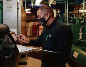  ?? MichaelWyk­e / Contributo­r ?? Trinidad Limon, chief engineer, logs readings on machinery at Lincoln Property Co., which keeps its staff well-informed.