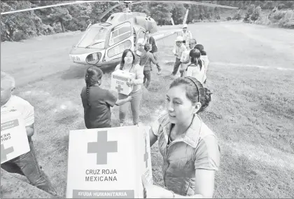  ??  ?? Un helicópter­o con víveres donados por la fundación Ángel Flight Mx llegó ayer al poblado de San Andrés Hueyapan, Morelos ■ Foto Carlos Ramos Mamahua