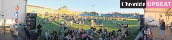  ?? Photos / Stuart Munro ?? The festival scene on a sunny evening at Cooks Gardens.