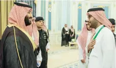  ??  ?? األمير محمد بن سلمان ملتقيا عددًا من ذوي شهداء الواجب. (واس)