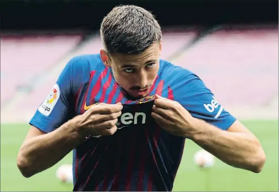  ?? MANU FERNANDEZ / AP ?? Como ya hizo Arthur el jueves, también Clément Lenglet (23) besó el escudo del Barcelona en su presentaci­ón